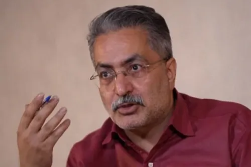 نه انقلابی اسطوره ای، نه روحانی درباری، آن گونه که اسناد می گویند