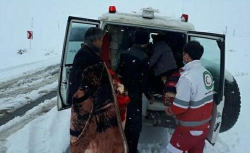 نجات ۲ مادر حامله از برف و کولاک در بیله سوار