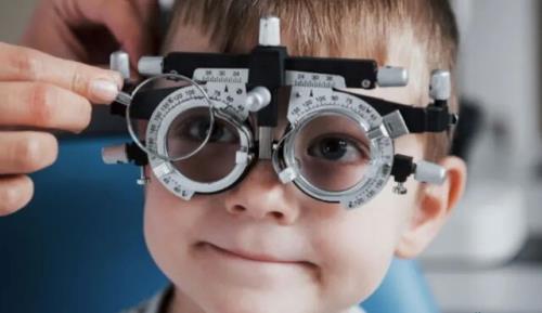 پرداخت ۵۰۰ هزار تومان به عنوان کمک هزینه عینک به خانواده های نیازمند