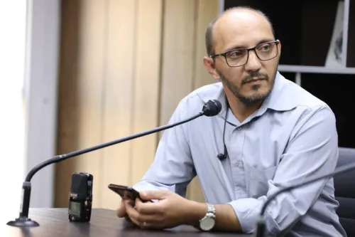 شعر جوان درجا می زند و شعرها شبیه هم شده است