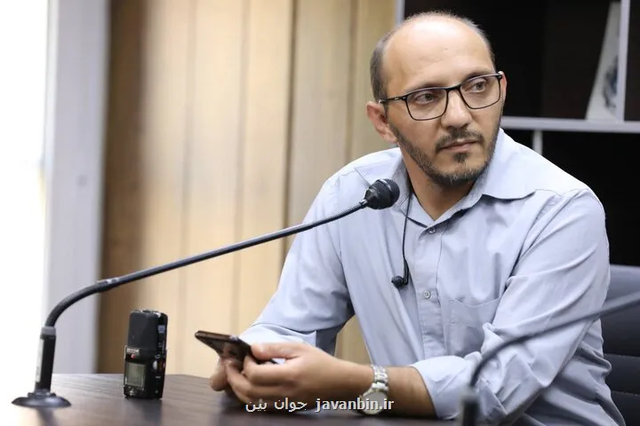 شعر جوان درجا می زند و شعرها شبیه هم شده است