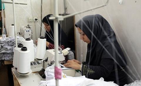 زنان در ایران 13 ساعت كمتر از مردان كار می كنند